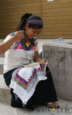 Isabela Maya bordando