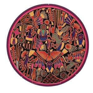 Nieríka Círculo con motivos wixárika elaborado con estambre de colores.