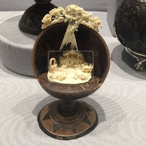 Nacimiento elaborado por Baltazar Hernández López en Hueso blanqueado, tallado y calado sobre calabazo seco recortado montado en base de jícara ahumado. Tabasco
