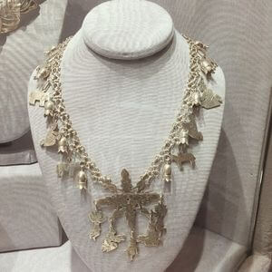 Collar con motivos de nacimiento elaborado en plata por Félix Bautista Martínez, Oaxaca de Juárez