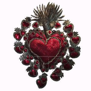 Corazón relieve con flamas elaborado con Hojalata repujada, esgrafiada, pulida y pintada por Aida Aquino Boyo, Oaxaca de Juarez