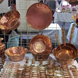 Muestra de cazos, cazuelas y joyería elaborada en cobre por artesanos de Michoacán