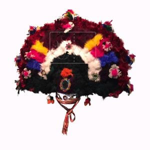 Penacho multicolor elaborado con plumas de guajolote