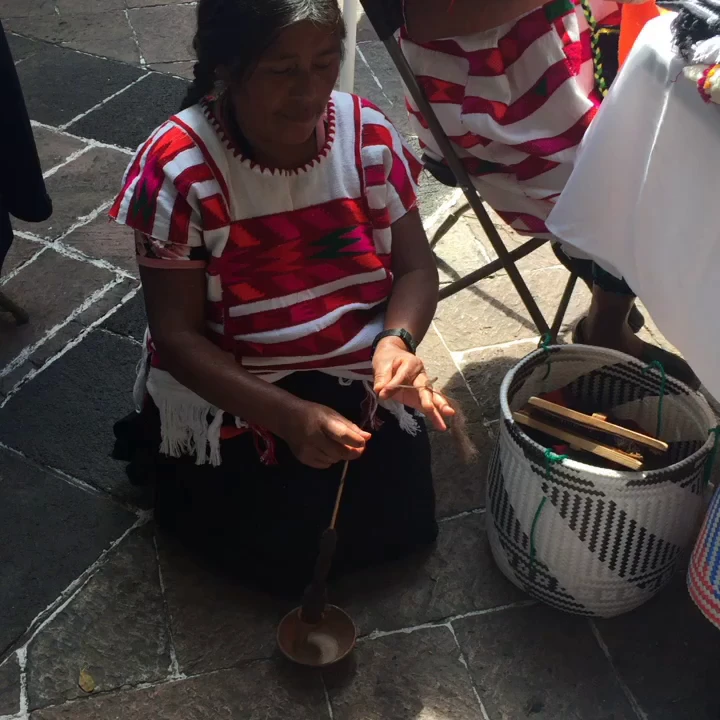 Hilado artesanal con malacate y jicara por artesana oaxaqueña